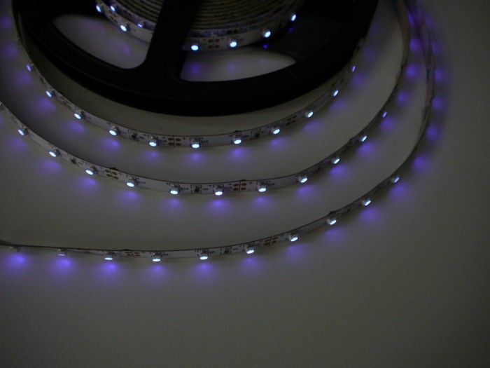 LED pásek vnitřní UV s original UV chipem 4,8W, vnitřní, IP20, 60 LED/m, samolepící 12V cena za 1m, pro osvětlení akvárií, terárií, diskoték či jako černé světlo