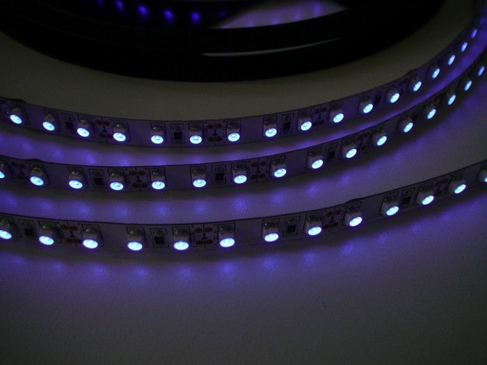 LED pásek vnitřní UV s original UV chipem 9,6W s ultrafialovým světlem, 120 LED/m, samolepící, vnitřní, IP20, 12V cena za 1m, pro osvětlení akvárií, terárií, diskoték či jako černé světlo