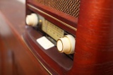 Retro stolní radiopřijímač Hyundai RA-601 třešeň, příjem AM/FM, napájení 230V AC