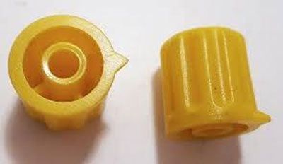 Plastový přístrojový knoflík K1404 pro hřídel @4mm, rozměry@14x15mm s šipkou žlutý