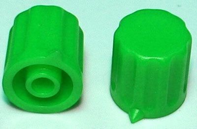 Plastový přístrojový knoflík K1404 pro hřídel @4mm, rozměry@14x15mm s šipkou zelený