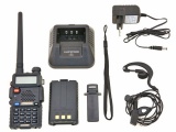 Baofeng UV-5R vysílačka. Dualbandová radiostanice, pracuje v pásmu VHF 136–174MHz/UHF 400–520 MHz, naprogramovány PMR a sdílené kanály VHF a UHF.