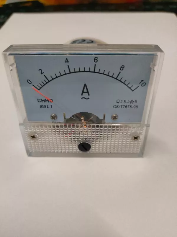 Panelové analogové (ručkové) měřidlo proudu 10A AC střídavé, přesnost 2,5%, včetně bočníku, 65x55mm